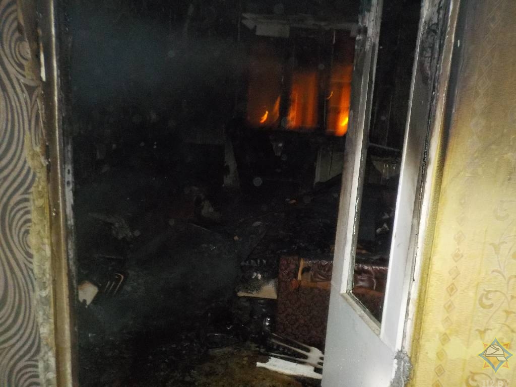 Из горящей квартиры в Бобруйске эвакуировали трех человек. Из квартиры выше - четырех