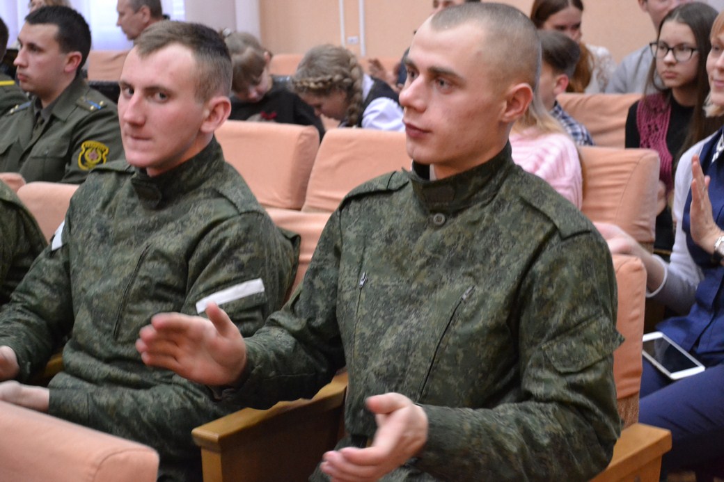 Юные артисты поздравили военнослужащих и солдат с праздником