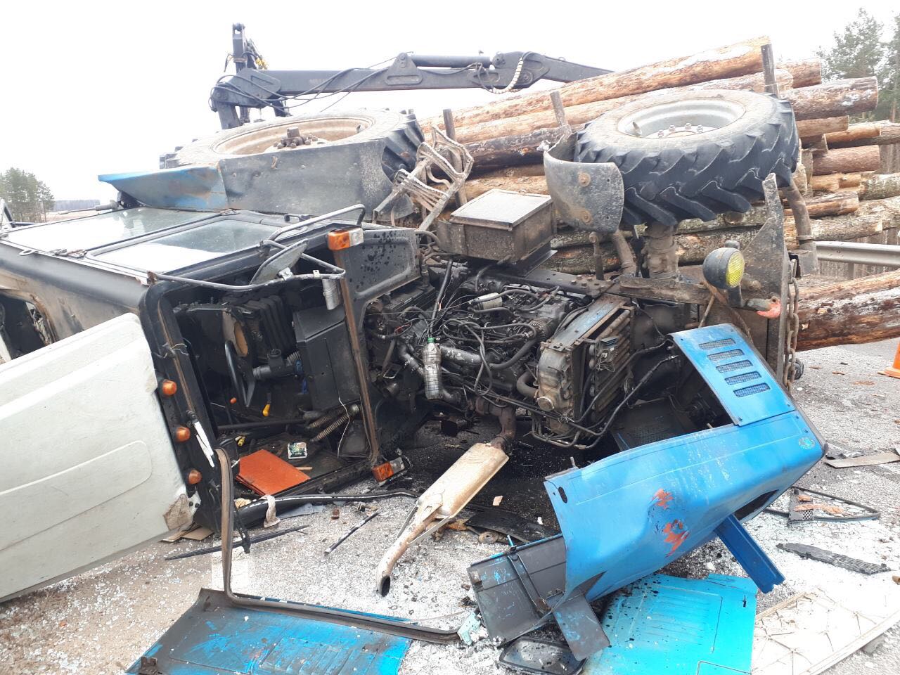 В Осиповичском районе фура врезалась в перевозивший бревна трактор